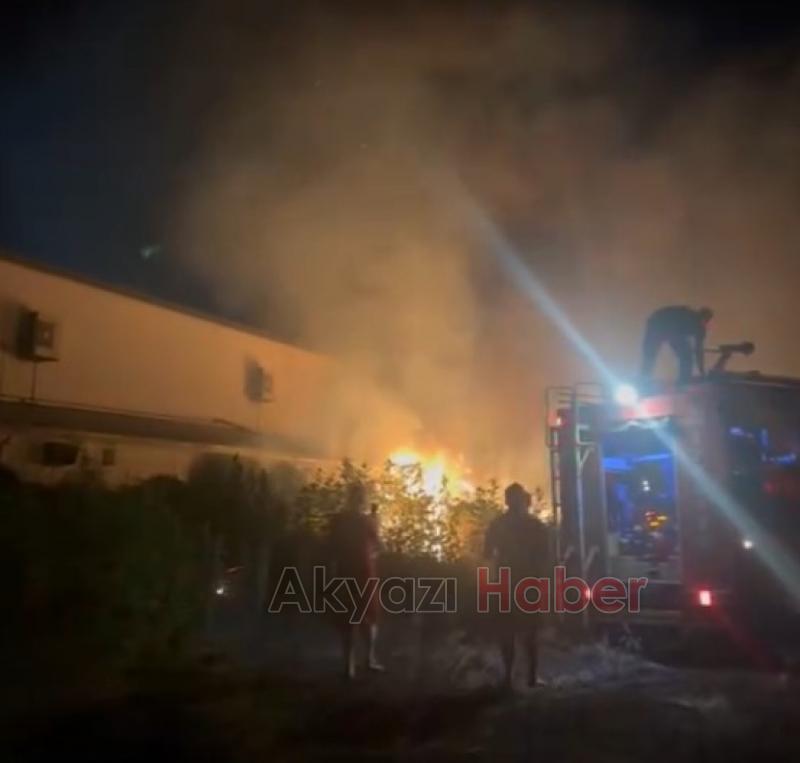 Otluk alanda yakılan ateş fabrikanın dış cephesini yaktı