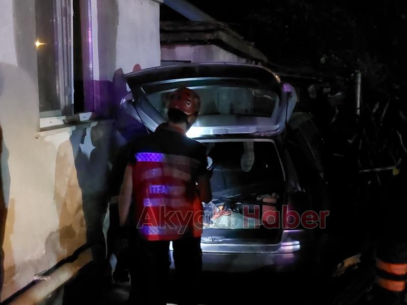 Muhtar direksiyon hakimiyetini kaybetti, otomobil az kalsın eve giriyordu