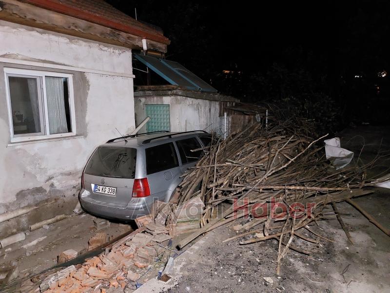 Muhtar direksiyon hakimiyetini kaybetti, otomobil az kalsın eve giriyordu