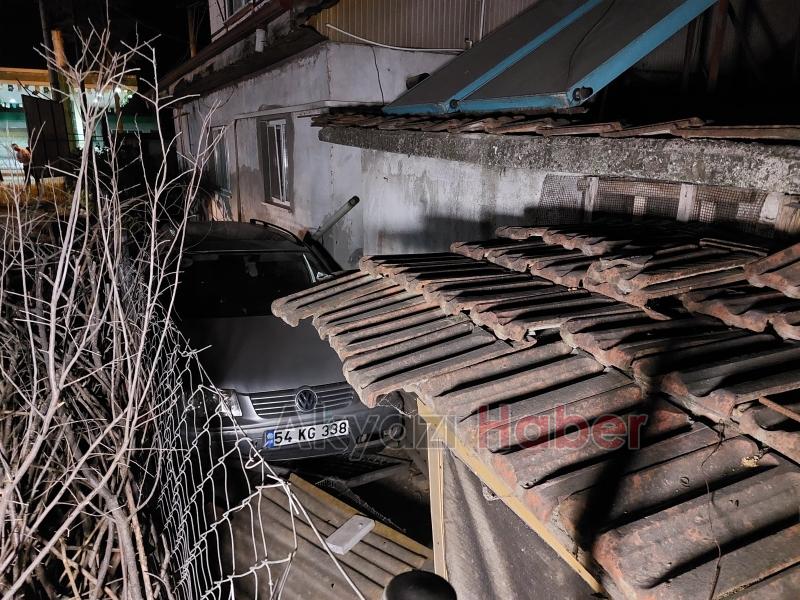 Muhtar direksiyon hakimiyetini kaybetti, otomobil az kalsın eve giriyordu