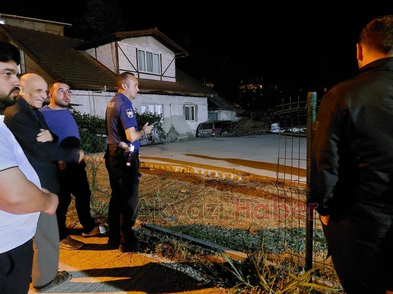 Muhtar direksiyon hakimiyetini kaybetti, otomobil az kalsın eve giriyordu