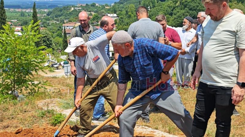 Kalbine Yenilmişti, Toprağa Verildi.