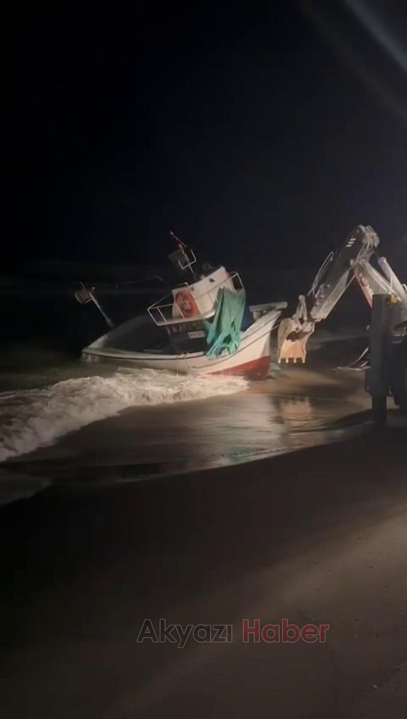 Sakarya Nehri ağzında balıkçı teknesi karaya oturdu