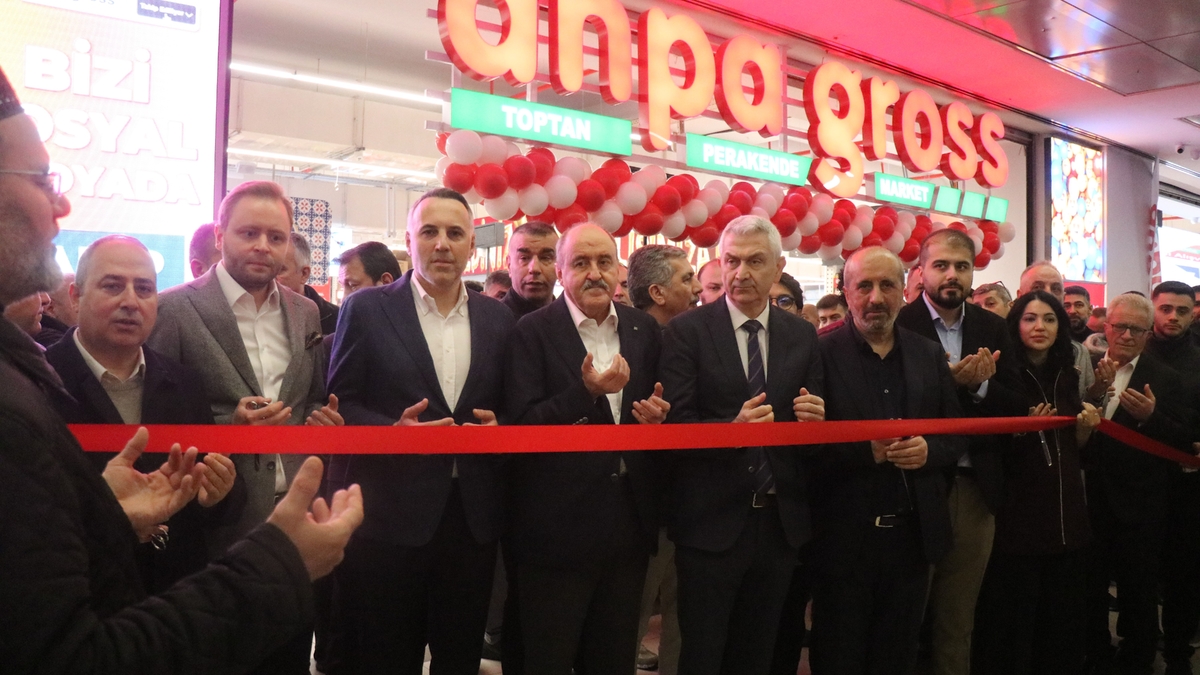 1000 liralık hediye çeki için geceden çadır kurup sıraya girdiler