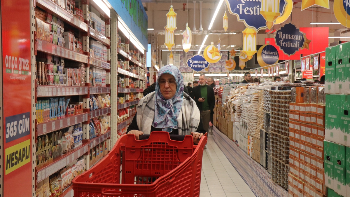 1000 liralık hediye çeki için geceden çadır kurup sıraya girdiler