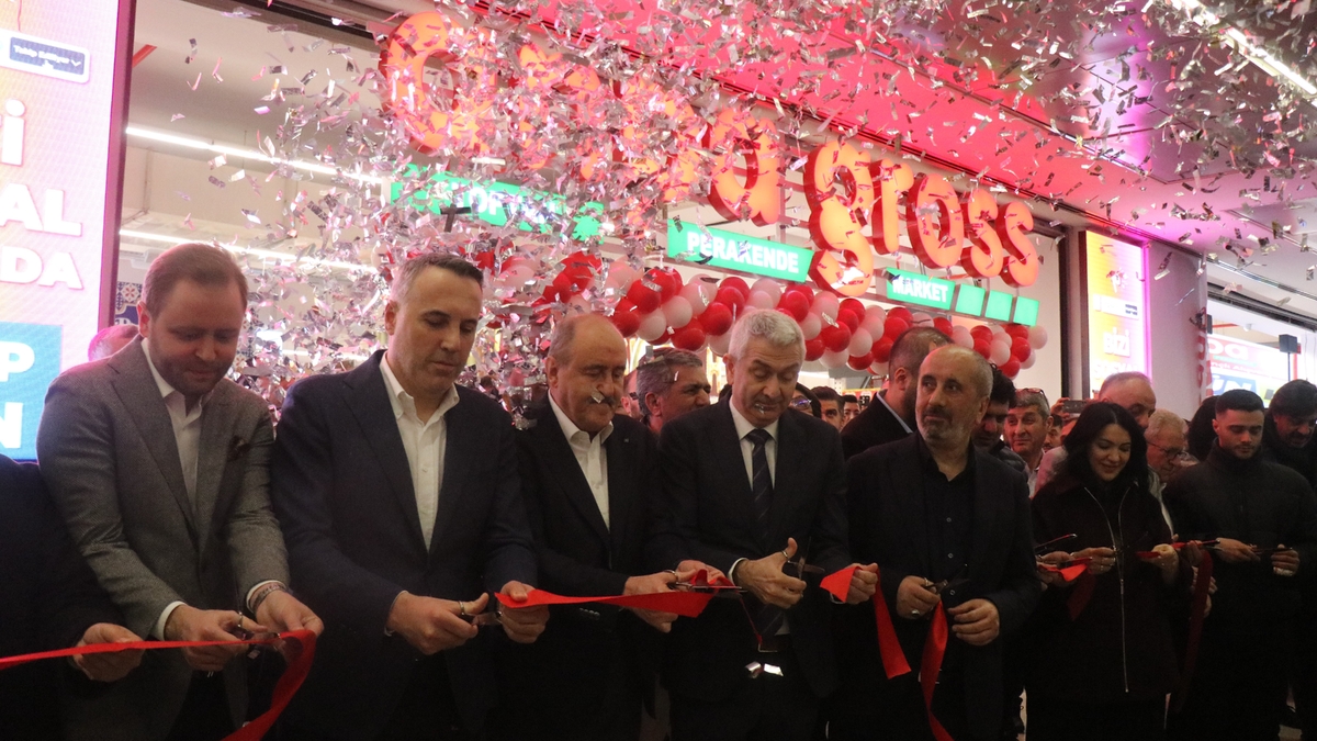 1000 liralık hediye çeki için geceden çadır kurup sıraya girdiler