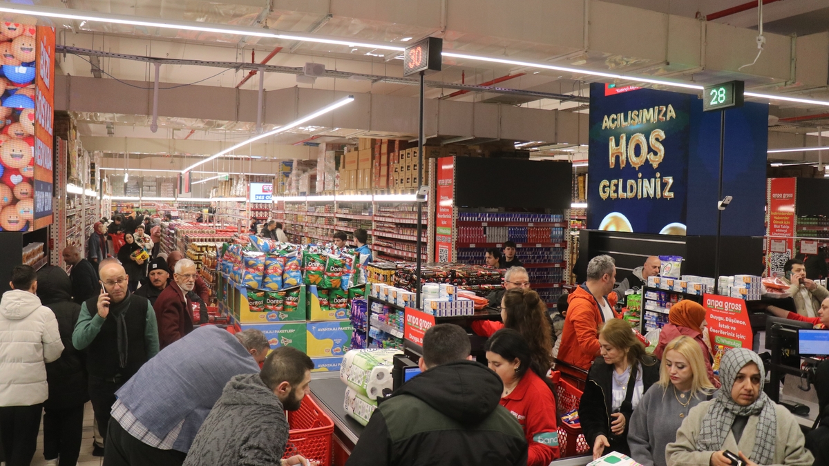 1000 liralık hediye çeki için geceden çadır kurup sıraya girdiler