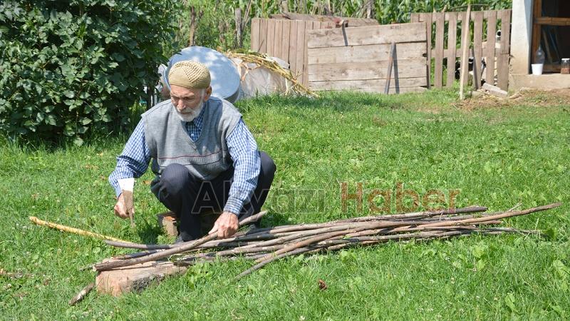 104 yaşındaki Mustafa dede gençlere taş çıkartıyor