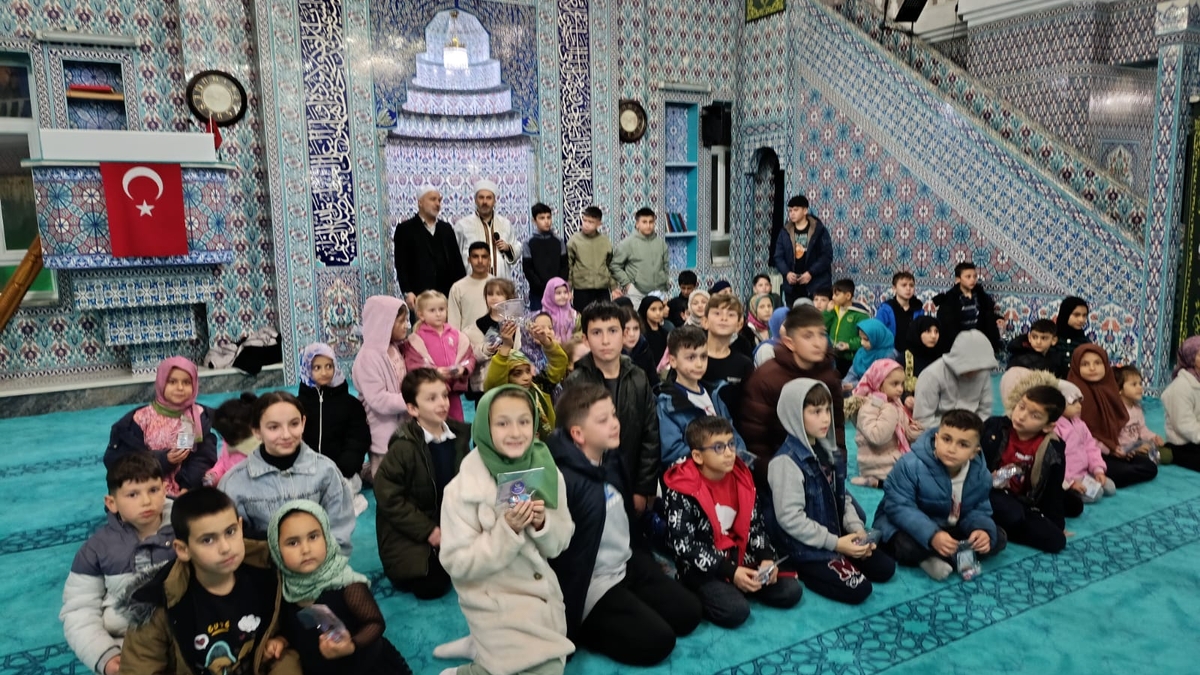 110 çocuğa bayram harçlıkları ve çeşitli hediyeler verildi