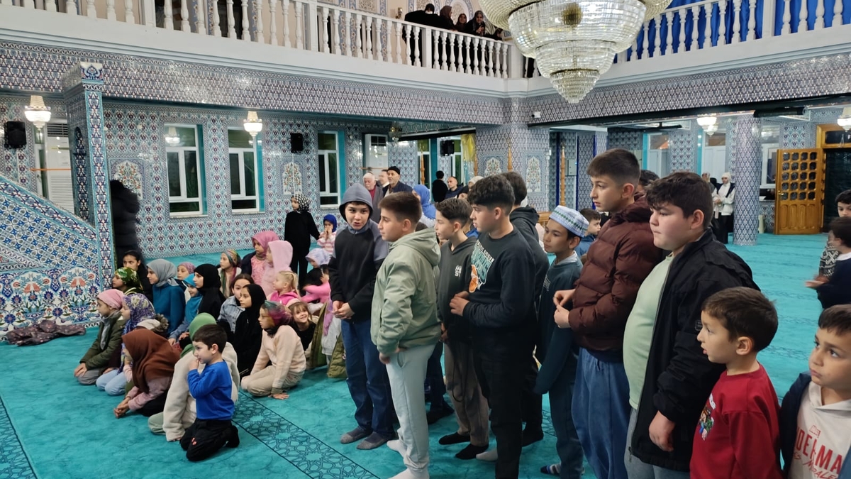 110 çocuğa bayram harçlıkları ve çeşitli hediyeler verildi