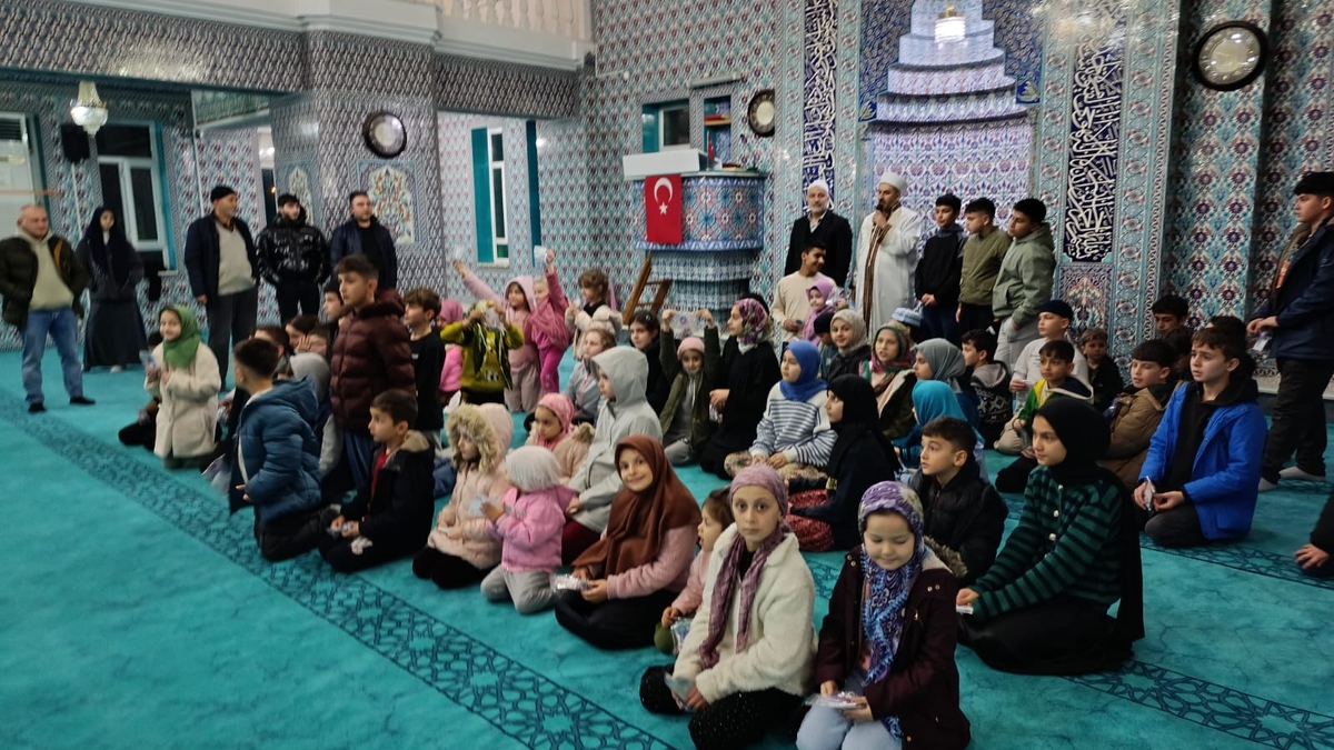 110 çocuğa bayram harçlıkları ve çeşitli hediyeler verildi