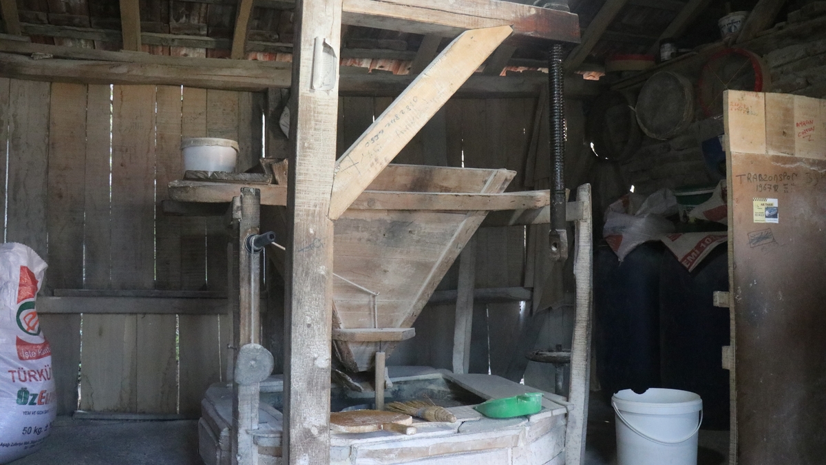 15 asırlık değirmen tarihe meydan okuyor