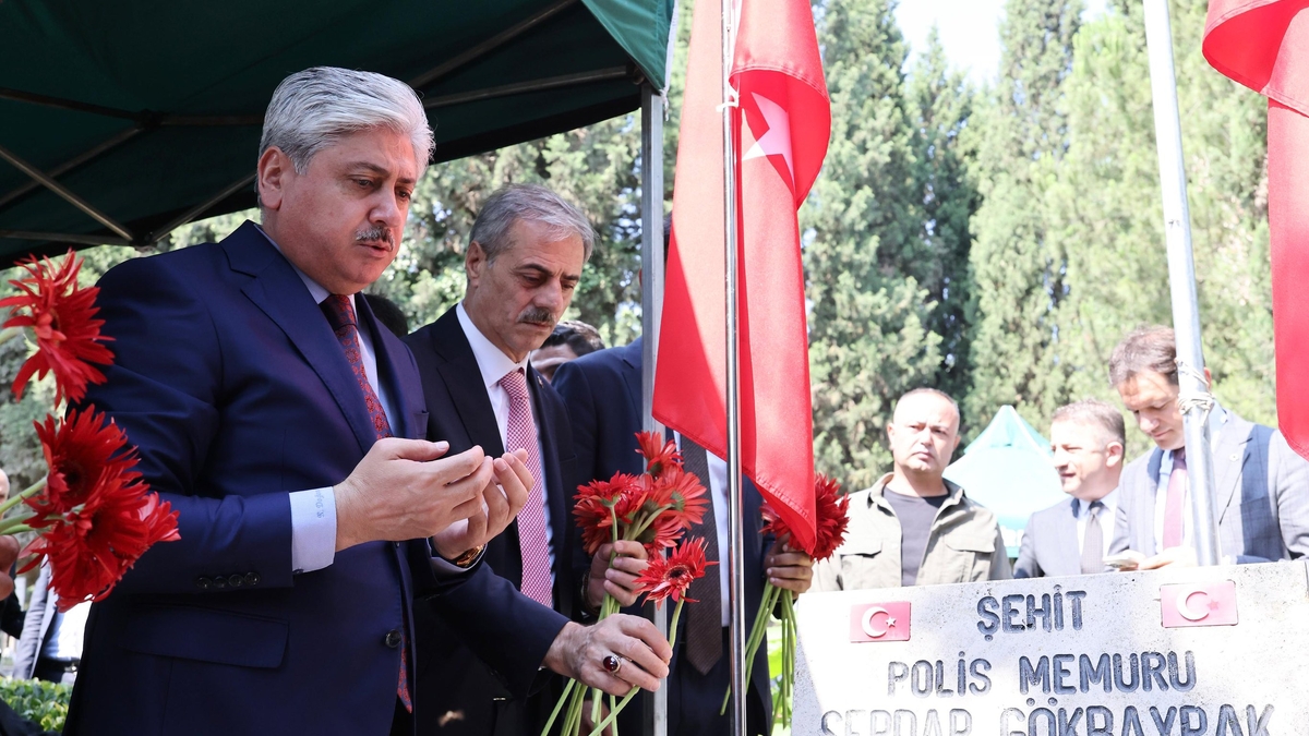 15 Temmuz şehidi özel harekat polisi Sakarya'da mezarı başında anıldı