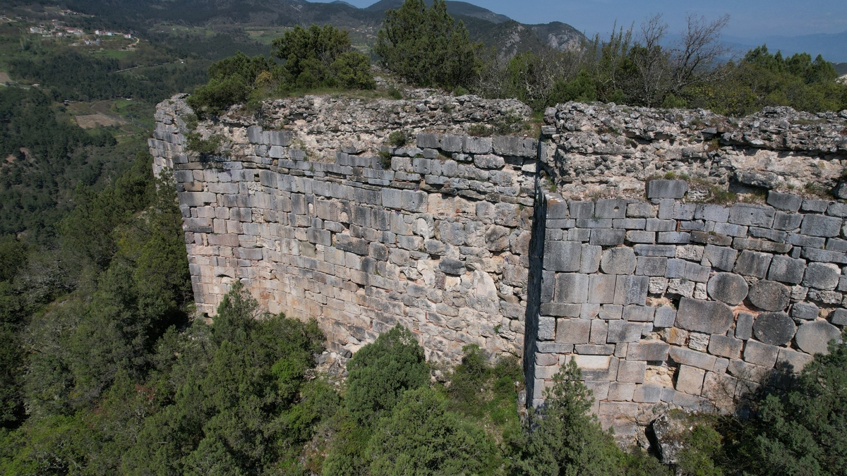 1850 yıllık kale definecilerin meskeni oldu
