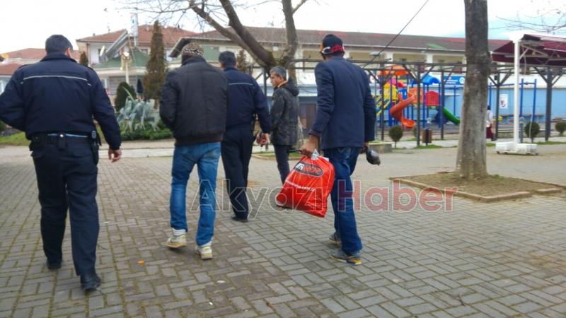 2 Mülteci İlçe Emniyet Müdürlüğüne Götürüldü