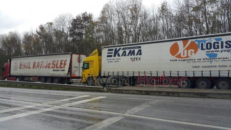 3 Tır Arasında Yolcu Minibüsü Sıkıştı 