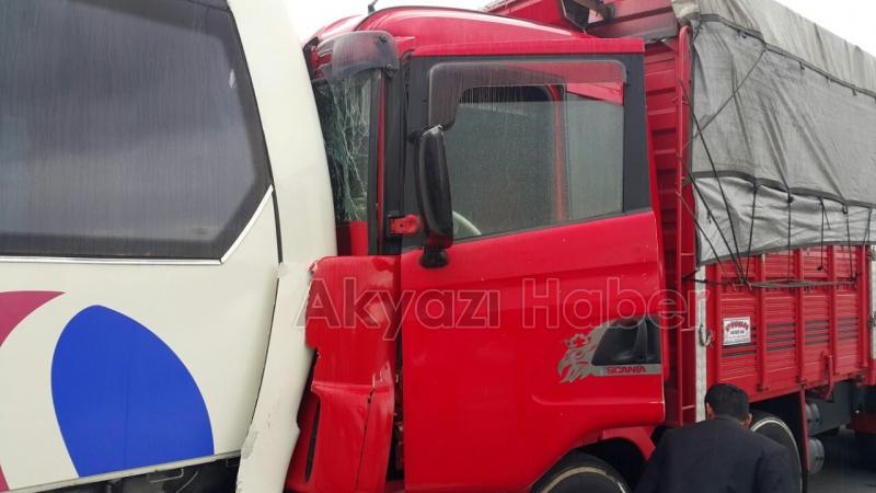 3 Tır Arasında Yolcu Minibüsü Sıkıştı 