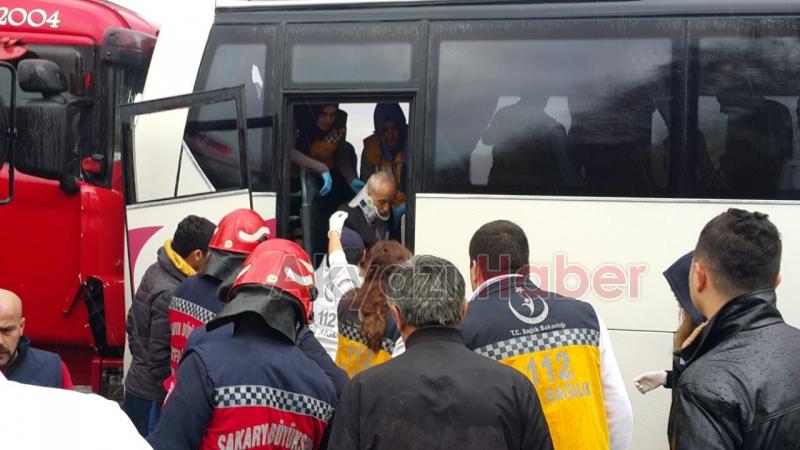 3 Tır Arasında Yolcu Minibüsü Sıkıştı 