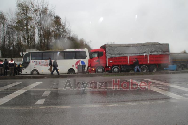 3 Tır Arasında Yolcu Minibüsü Sıkıştı 