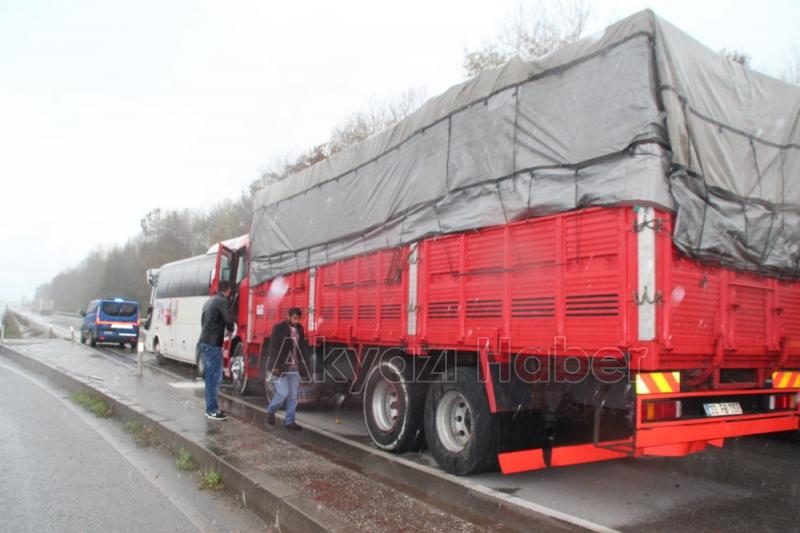 3 Tır Arasında Yolcu Minibüsü Sıkıştı 