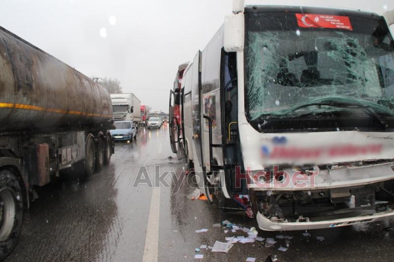 3 Tır Arasında Yolcu Minibüsü Sıkıştı 