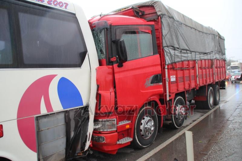 3 Tır Arasında Yolcu Minibüsü Sıkıştı 