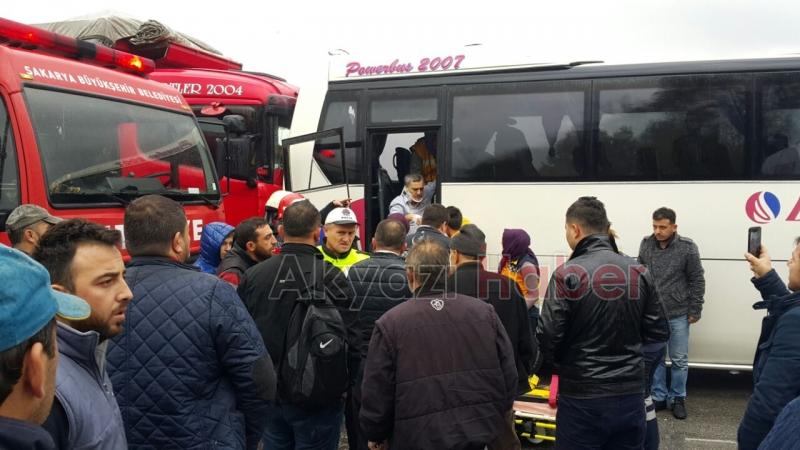 3 Tır Arasında Yolcu Minibüsü Sıkıştı 