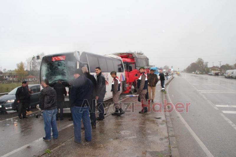 3 Tır Arasında Yolcu Minibüsü Sıkıştı 