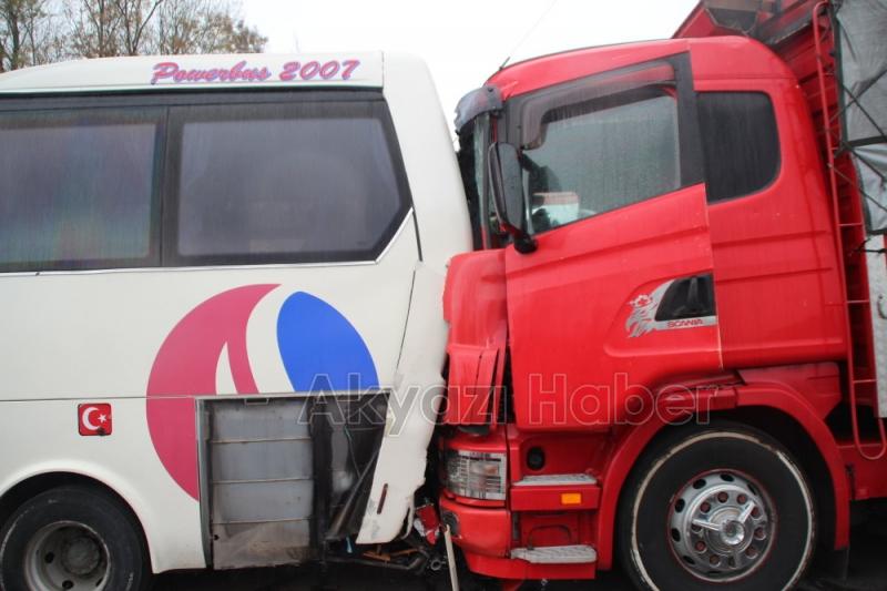 3 Tır Arasında Yolcu Minibüsü Sıkıştı 