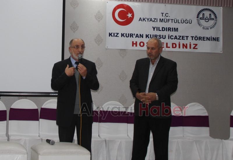 22 HAFİZE DÜZENLENEN MERASİMLE TAÇ GİYEREK MEZUN OLDU