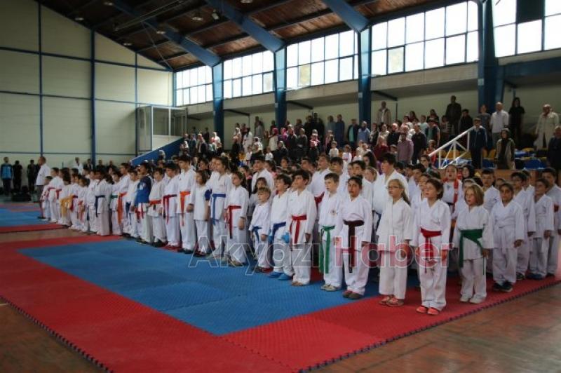 24 KASIM ÖĞRETMENLER GÜNÜ KARATE İL TURNUVASI AKYAZIDA