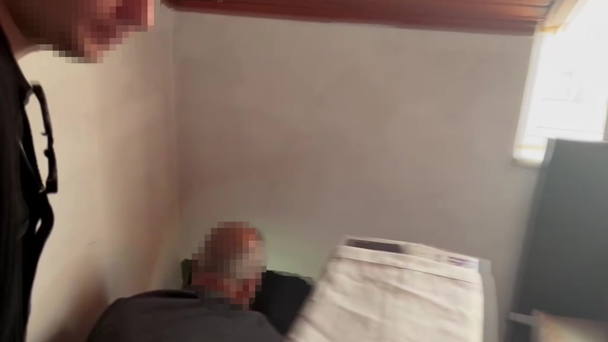 26 yıl hapis cezası olan kadın, gizli bölmede yakalandı