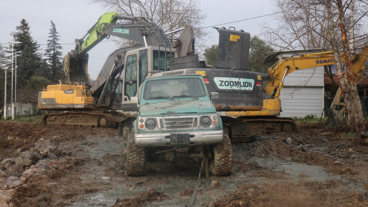 3 kepçe ve cip bataklıktan 6 günde kurtarıldı