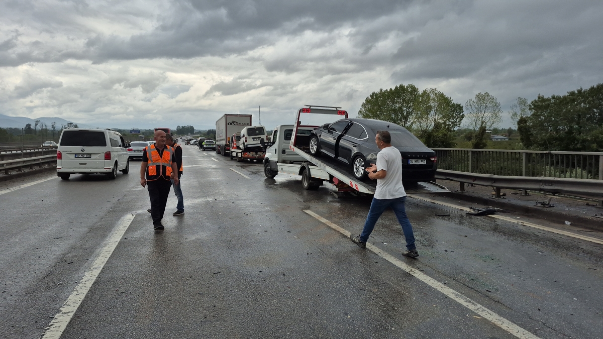 30 araç biribirine girdi: 1 ölü, 16 yaralı