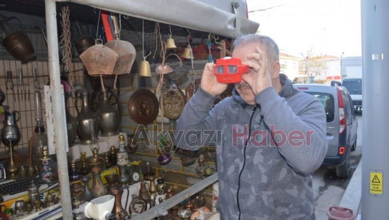 30 yıldır topladığı antika eşyaları berber dükkanının önünde sergiliyor