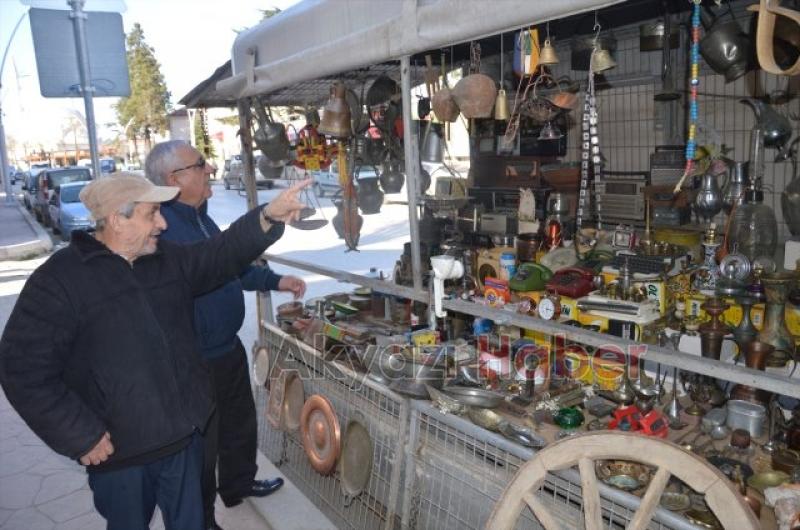 30 yıldır topladığı antika eşyaları berber dükkanının önünde sergiliyor