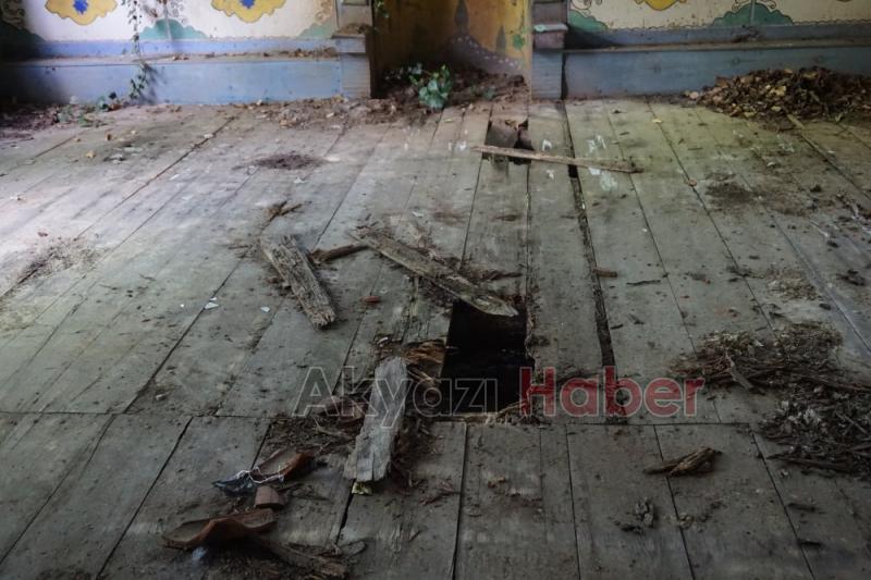 300 yıllık cami çürüyor