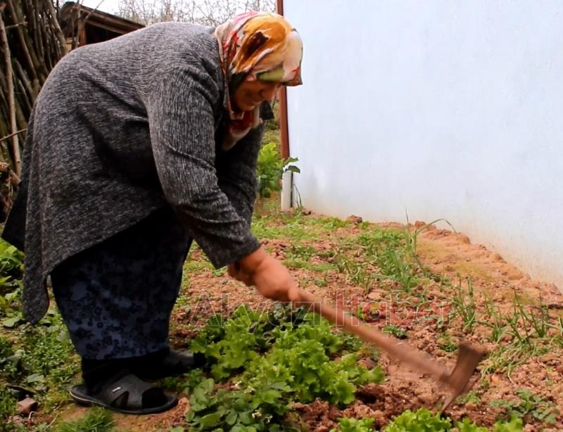 43 yıl önce eşini kaybetti 4 çocuğuna annelik ve babalık yaptı