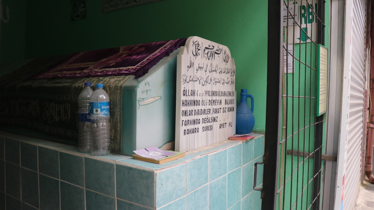 5 katlı apartmanın zeminindeki türbe merak konusu oldu