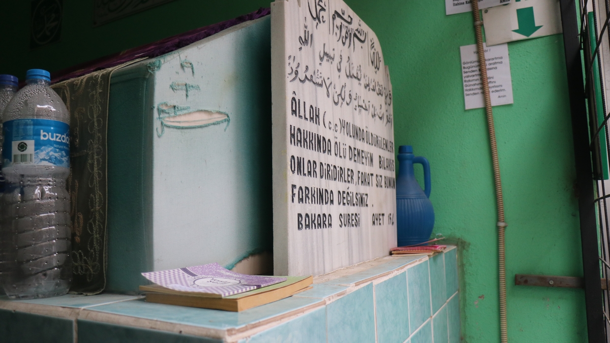 5 katlı apartmanın zeminindeki türbe merak konusu oldu