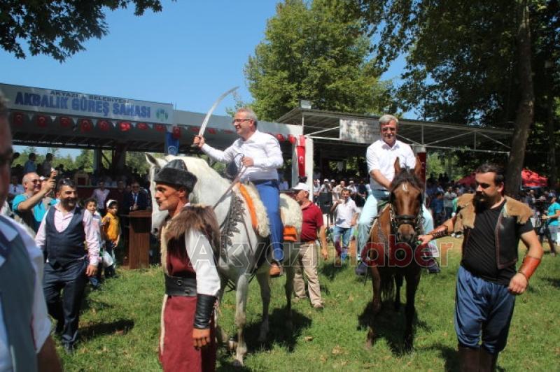 AKYAZI AKBALIK GÜREŞLERİ ESKİ GÜNLERİNE KAVUŞUYOR