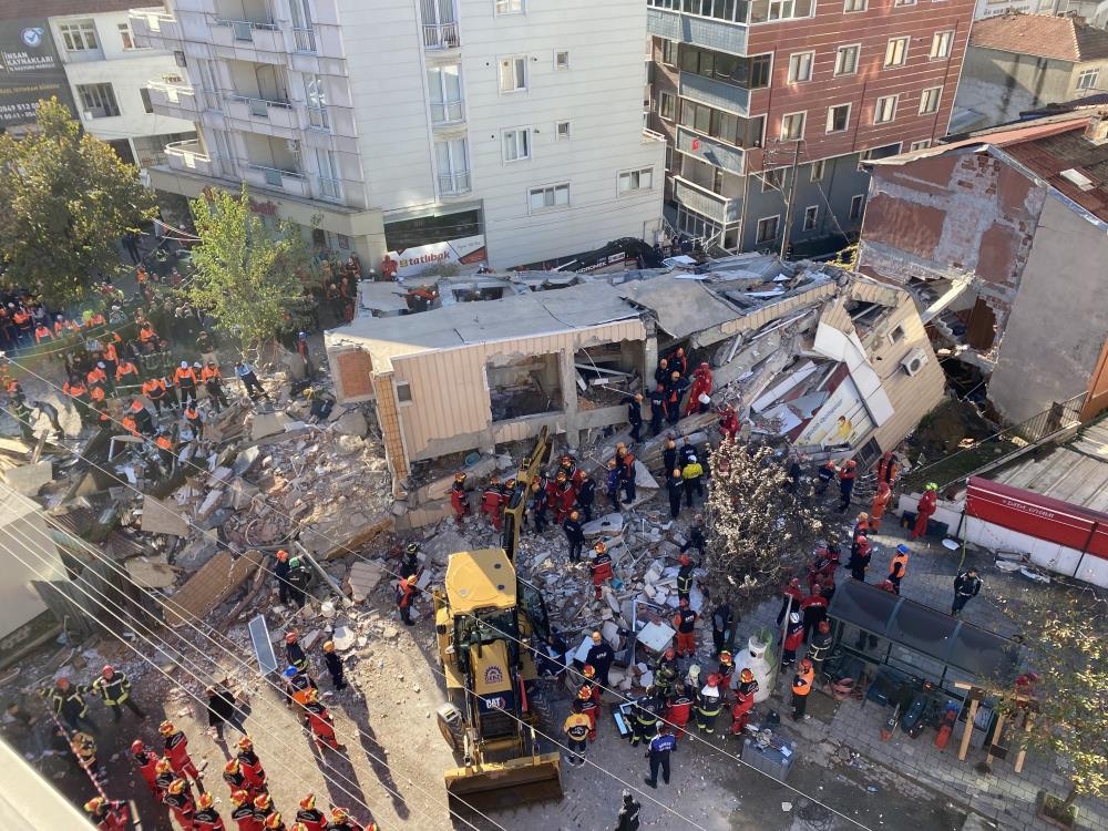 6 katlı bina çöktü; Sakarya'dan ekip sevk edildi