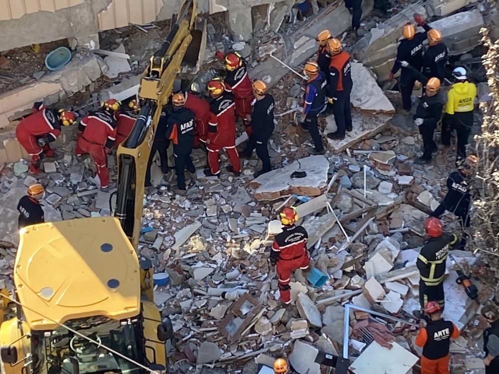 6 katlı bina çöktü; Sakarya'dan ekip sevk edildi