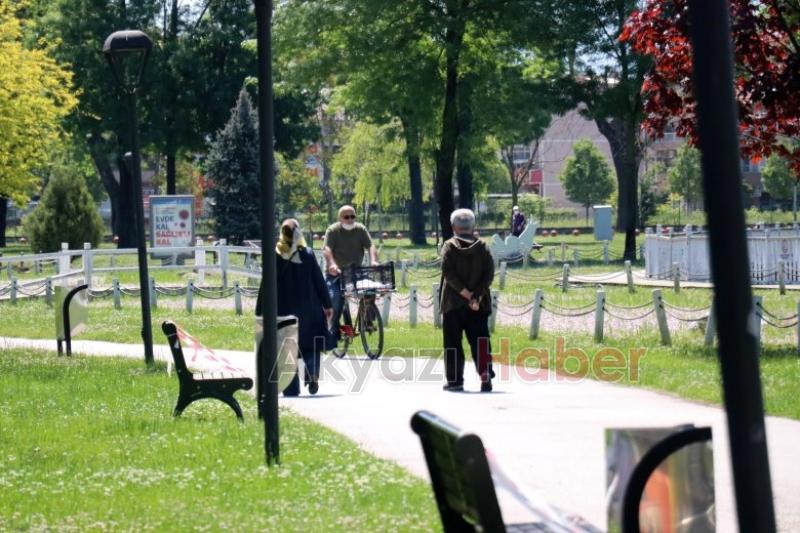 65 yaş üzeri haftalar sonra dışarı çıktı