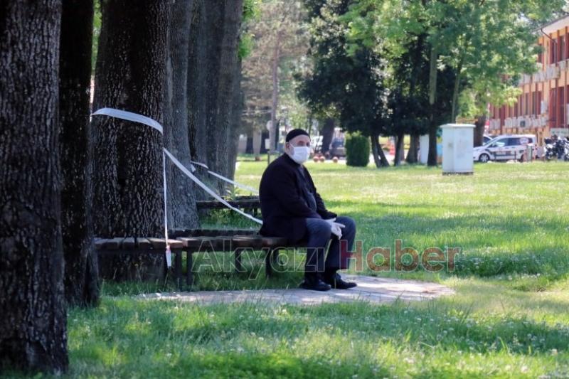 65 yaş üzeri haftalar sonra dışarı çıktı