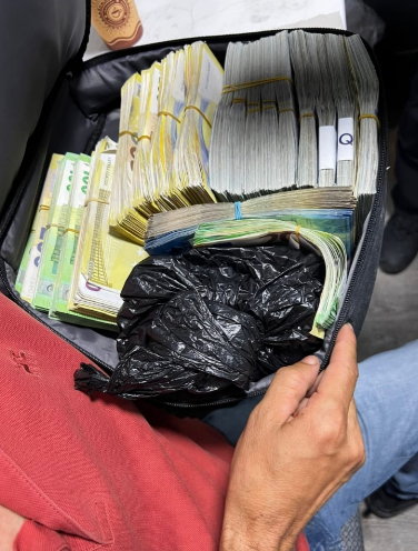 8 milyon lira! Bulduğu para dolu çantayı sahibine teslim etti