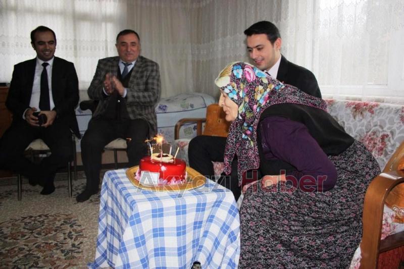 80 yaşındaki Zarife Teyzeye Doğum Günü Kutlaması