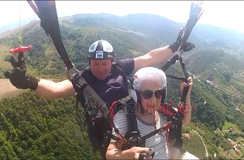 80lik teyze Serdivanda yamaç paraşütüyle uçtu