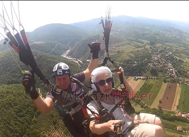 80lik teyze Serdivanda yamaç paraşütüyle uçtu