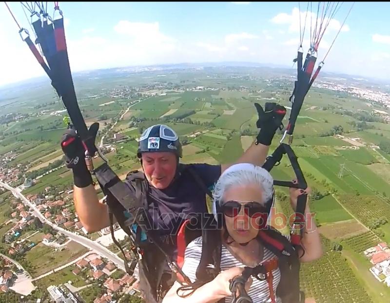 80lik teyze Serdivanda yamaç paraşütüyle uçtu